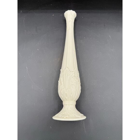 Lenox Classic Ivory Florentine Porcelain Bud Vase with Acanthus Leaf Embossed - Picture 4 of 6